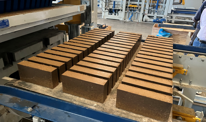 Máquina para fabricação de tijolos totalmente automática ZN1500 capacita cliente do leste da China na utilização de recursos de lodo