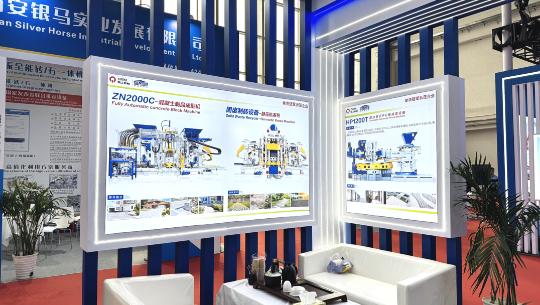 faz sucesso na BICES 2025, apresentando novas conquistas em equipamentos para fabricação de tijolos de resíduos sólidos